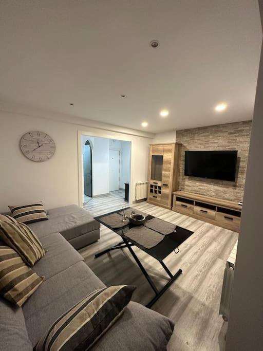 Cozy 1-Bedroom Apartment Madrid Exteriör bild